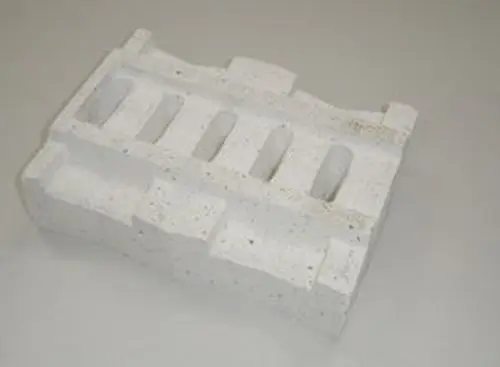 Weiße Vorlage aus speziellem Material mit mehreren Vertiefungen, möglicherweise zur Verwendung in Heizsystemen, hergestellt von Remeha.